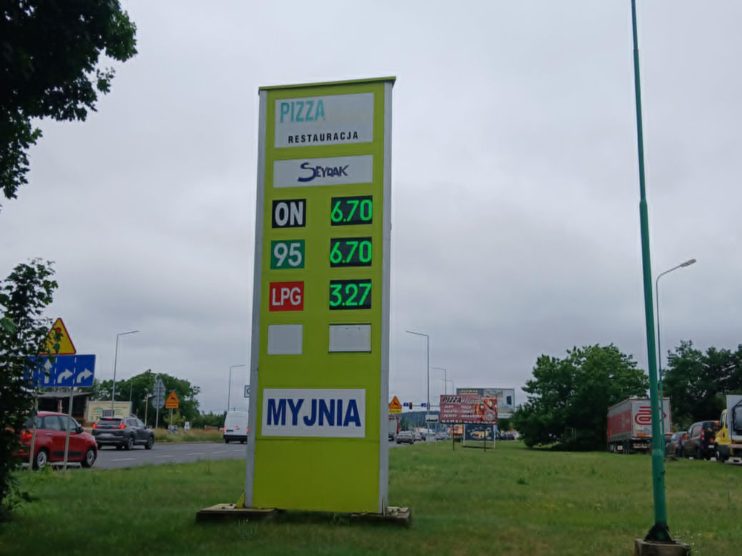 W środę po północy kierowców przywitały nowe, znacznie wyższe ceny paliw