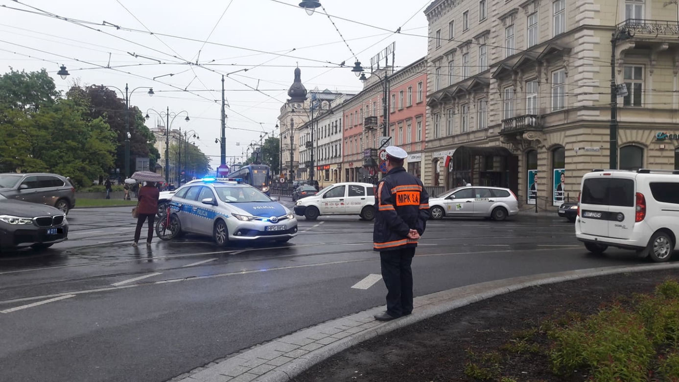 Wypadek w centrum Krakowa. "Konsularne" BMW potrąciło rowerzystę