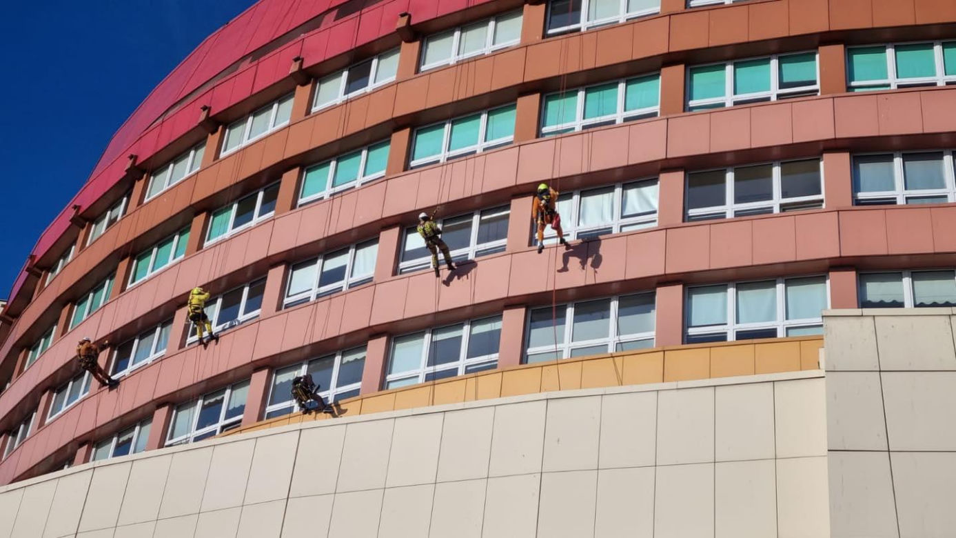 Kalisz. Superbohaterowie odwiedzili małych pacjentów „okrąglaka”. Alpiniści grają dla WOŚP
