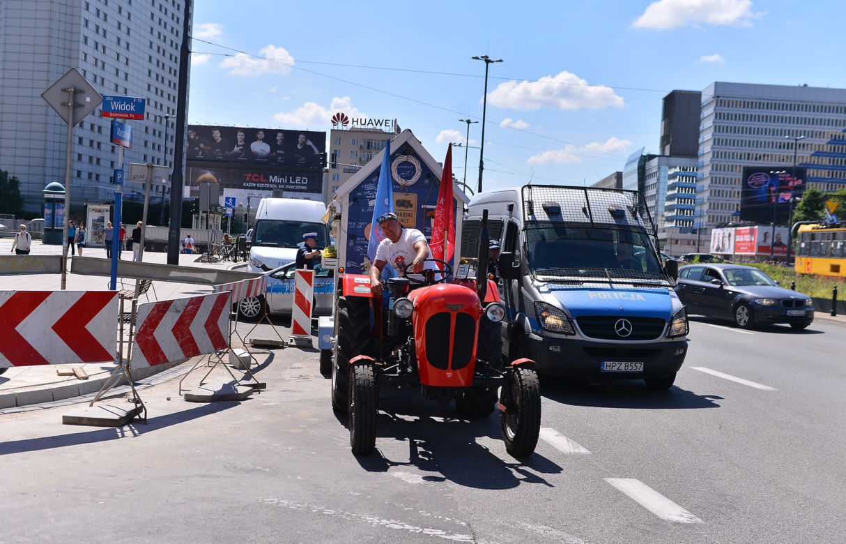 Wjechał do centrum na traktorze. Otoczyła go policja