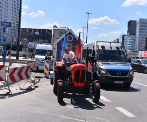 Wjechał do centrum na traktorze. Otoczyła go policja