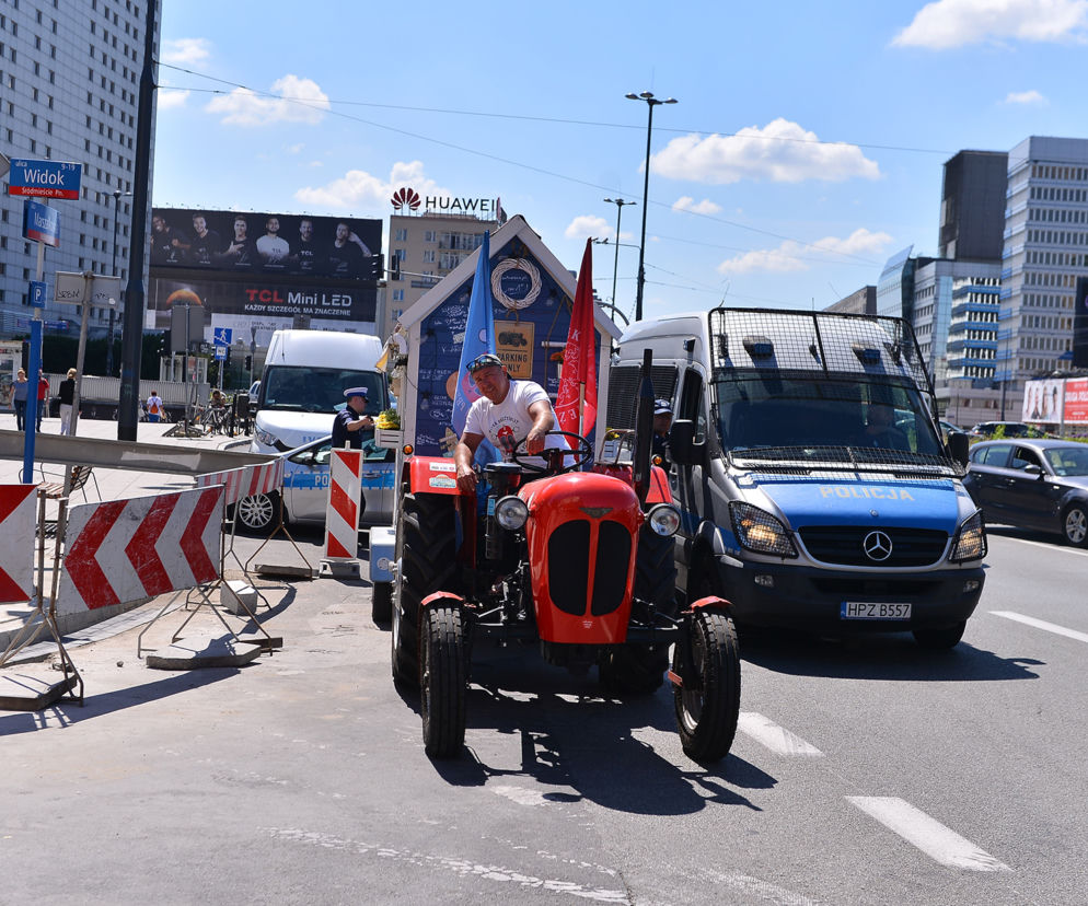 Wjechał do centrum na traktorze. Otoczyła go policja