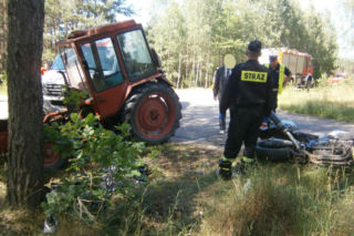 Rosiejów: 32-latek wjechał motocyklem w ciągnik rolniczy. Mężczyzna nie żyje