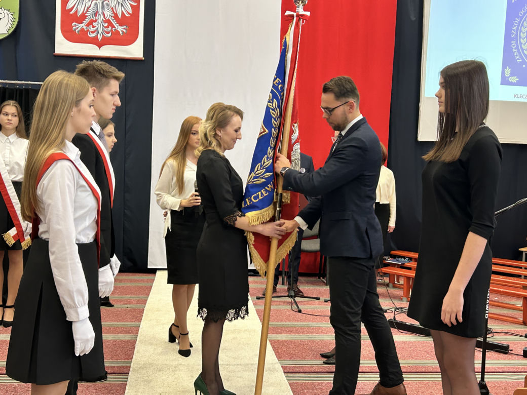Uczniowie pierwszych klas w Kleczewie ślubowali na nowy sztandar
