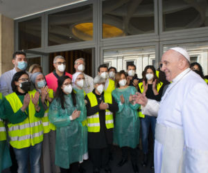 Papież Franciszek odwiedził ośrodek szczepień dla ubogich i bezdomnych