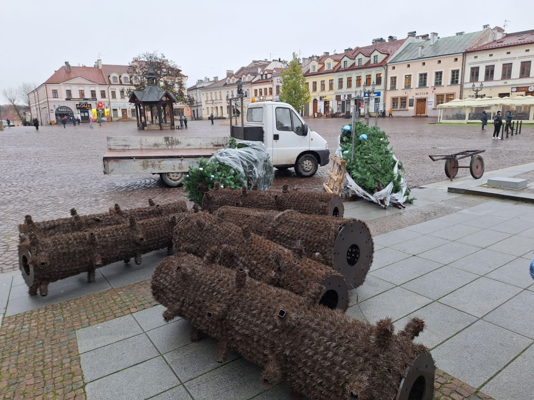 Na rzeszowskim Rynku rozpoczął się montaż świątecznej choinki 