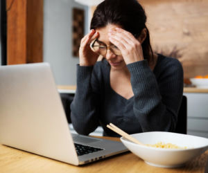 Jesz obiad i „odpływasz”? Mgła mózgowa po jedzeniu to nie przypadek