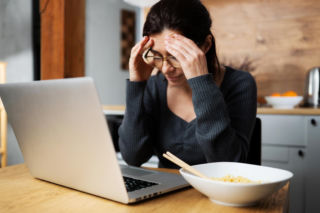 Jesz obiad i „odpływasz”? Mgła mózgowa po jedzeniu to nie przypadek. Jak odzyskać koncentrację?