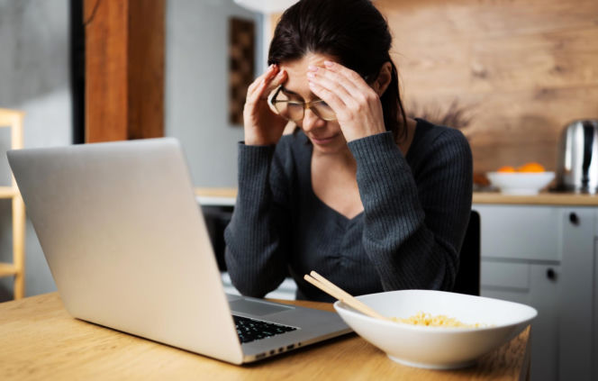 Jesz obiad i „odpływasz”? Mgła mózgowa po jedzeniu to nie przypadek. Jak odzyskać koncentrację?