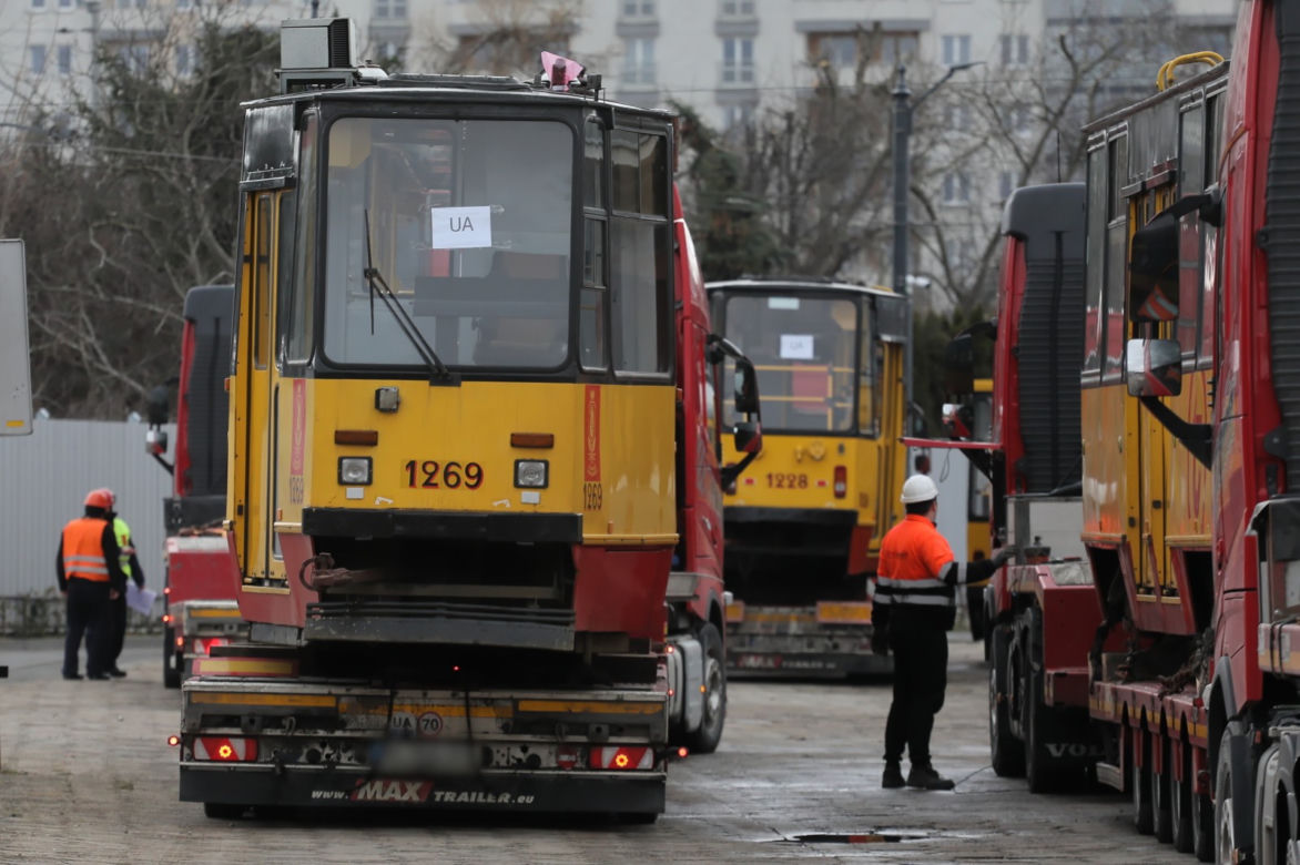 Załadunek tramwajów, które zostaną przekazane do Ukrainy