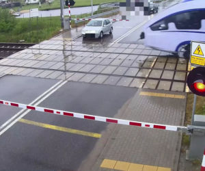 Ominął rogatkę i wjechał tuż przed pociąg! Szokujące zdarzenie pod Ostrowią Mazowiecką [ZDJĘCIA].
