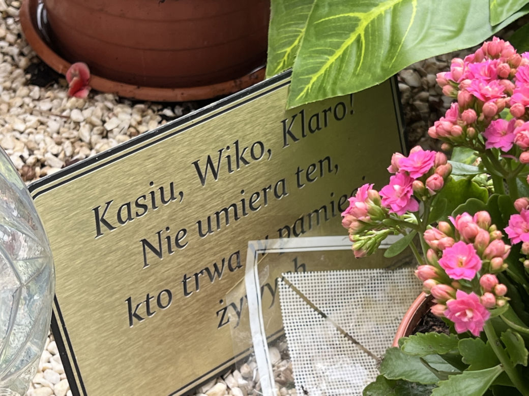 Katarzyna, Wiktoria i Klara spoczęły w jednej mogile. Widok grobu ofiar tragedii w Bukowinie Tatrzańskiej chwyta za serce