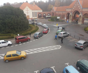 Parkowanie przy bramie Cmentarza Centralnego