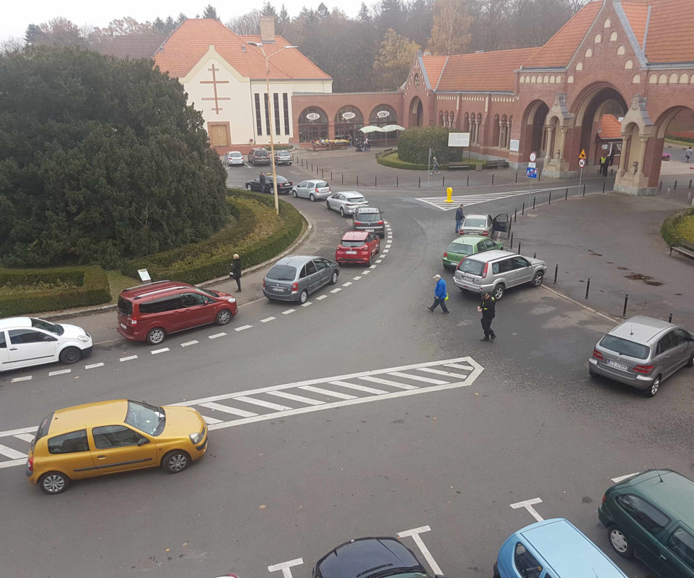 Parkowanie przy bramie Cmentarza Centralnego