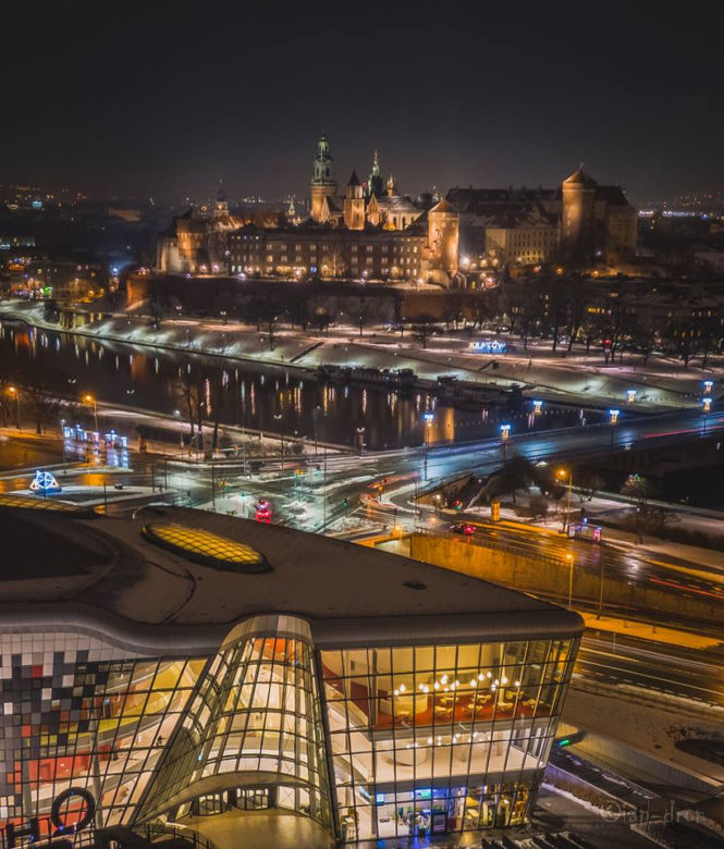 Kraków niczym Las Vegas. Takich zdjęć nocnego miasta jeszcze nie widziałeś!