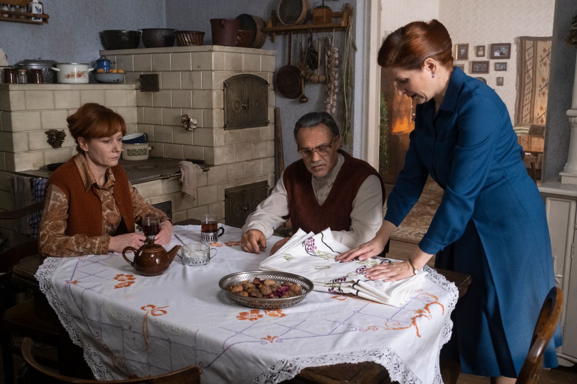 Stulecie Winnych 4 sezon odc. 42 (odc. 3). Stanisław (Jan Wieczorkowski), Ania (Urszula Grabowska), Mania (Magdalena Walach)