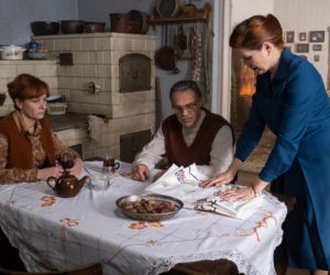 Stulecie Winnych 4 sezon odc. 42 (odc. 3). Stanisław (Jan Wieczorkowski), Ania (Urszula Grabowska), Mania (Magdalena Walach)