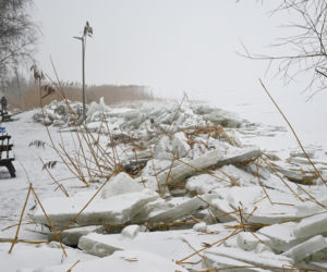 Promenada w Trzebieży zniszczona przez lód