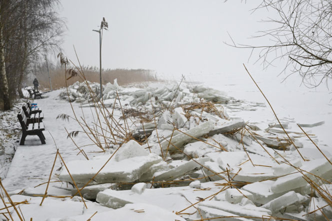Promenada w Trzebieży zniszczona przez lód