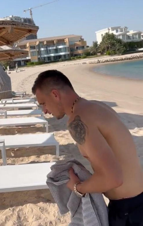 Sławomir Peszko prezentuje muskulaturę na katarskiej plaży
