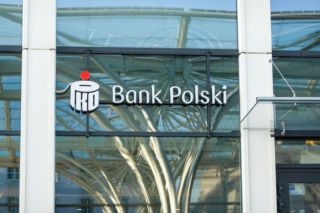 Polacy dostają przelewy BLIK przez pomyłkę. Jest pilny komunikat banku