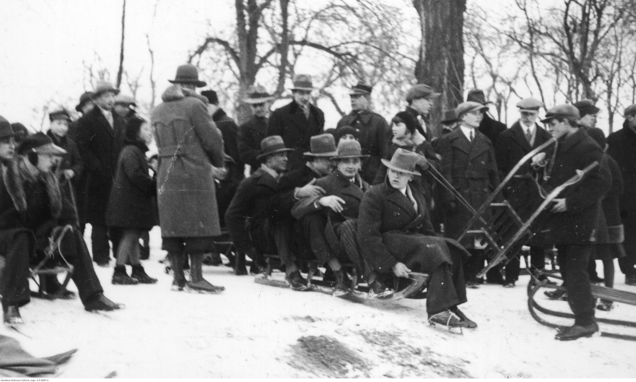 Mężczyźni na sankach, 1930-1939