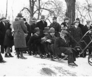 Mężczyźni na sankach, 1930-1939