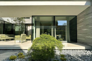 Forrest House to współczesna willa miejska autorstwa JABRAARCHITECTS, zaprojektowana na styku architektury i krajobrazu
