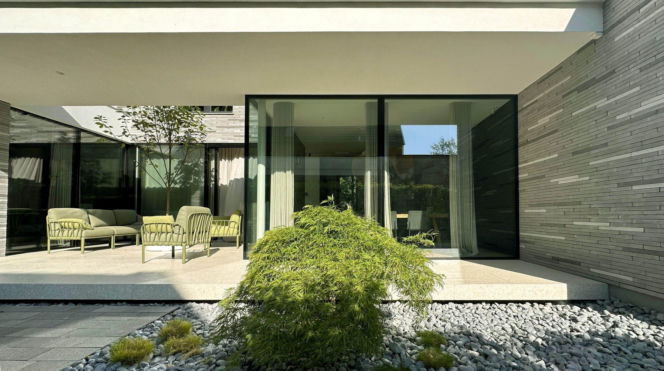 Forrest House to współczesna willa miejska autorstwa JABRAARCHITECTS, zaprojektowana na styku architektury i krajobrazu