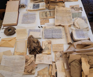 Pod podłogą mieszkania na Saskiej Kępie znajdowała się skytka z dokumentami i prywatnymi rzeczami z czasów okupacji