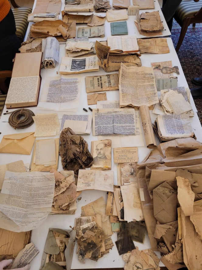 Pod podłogą mieszkania na Saskiej Kępie znajdowała się skytka z dokumentami i prywatnymi rzeczami z czasów okupacji