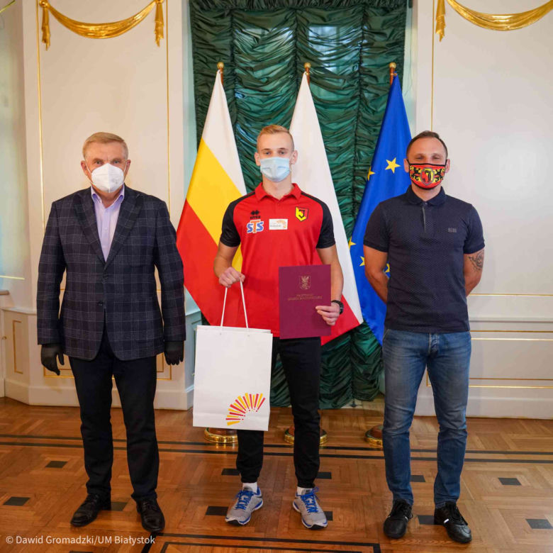Bohaterski nastolatek z Białegostoku uratował życie pasażerowi autobusu [ZDJĘCIA]