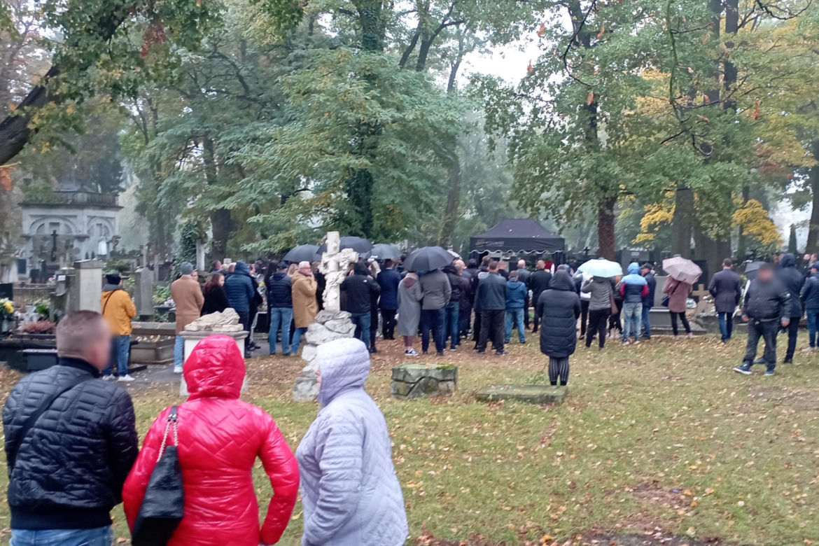  Pożegnali zastrzelonego Norberta z Żyrardowa. Wieńce przykryły jego grób