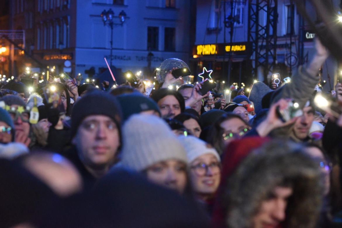 Sylwestrowa Moc Przebojów 2024. Tłumy na imprezie Polsatu w Toruniu. Zdjęcia gwiazd i uczestników
