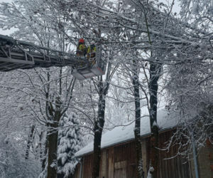 Podkarpacie pod śniegiem. Tysiące domów bez prądu, drogi sparaliżowane. Sprawdź, co dzieje się w regionie!