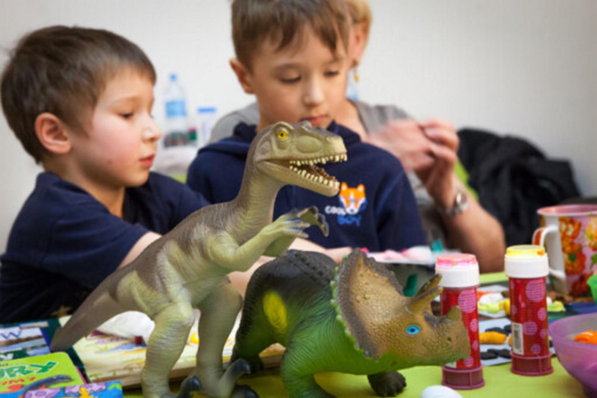 Mineral Expo w Pałacu Kultury ze szkieletem ichtiozaura