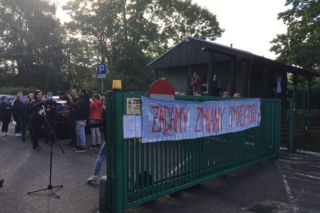 Kalisz: Nazywała koronawirusa PRZEZIĘBIENIEM. Pracownicy chcą jej odejścia. Protest pod DPS-em [ZDJĘCIA]