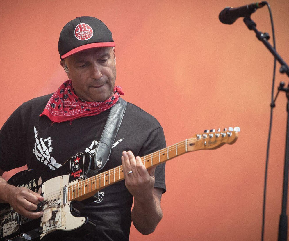 Gitarzysta Tom Morello gra na gitarze elektrycznej. O jego nowym albumie przeczytasz na EskaRock.