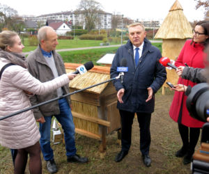 Prezydent Białegostoku Tadeusz Truskolaski (61 l.) i pszczelarz Mikołaj Mak (61 l.)