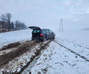 Wypadek w Nowej Wsi. Dwa auta rozbite, roztrzaskana kapliczka. Co się stało?