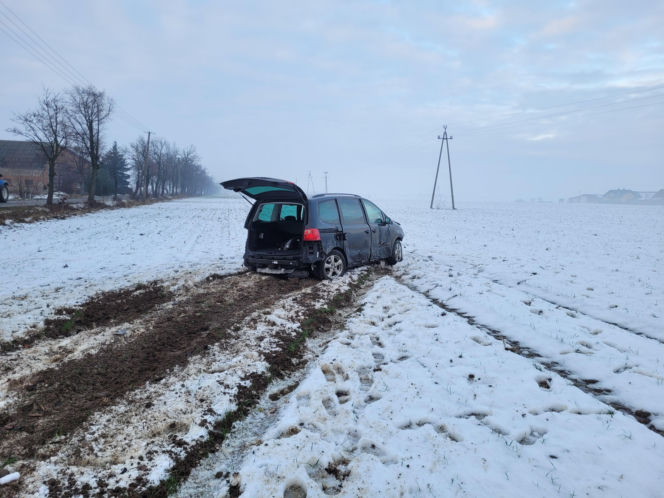 Wypadek w Nowej Wsi. Dwa auta rozbite, roztrzaskana kapliczka. Co się stało?
