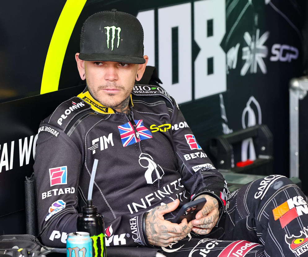 Żużlowiec Tai Woffinden w czarnym kombinezonie trzyma telefon. O końcu kariery mistrza świata przeczytasz na SE Supersport.