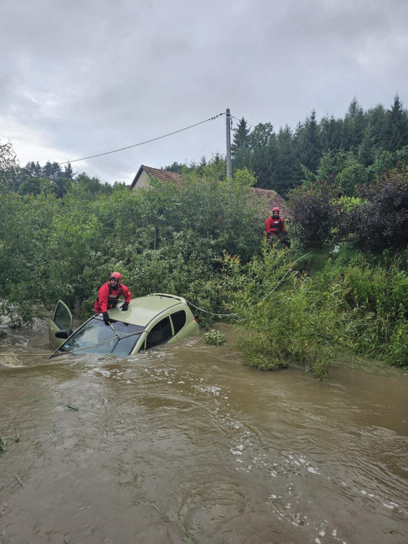 Samochód porwał nurt potoku. Tragiczna śmierć kierowcy 