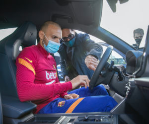 Piłkarze FC Barcelona w nowych samochodach marki Cupra