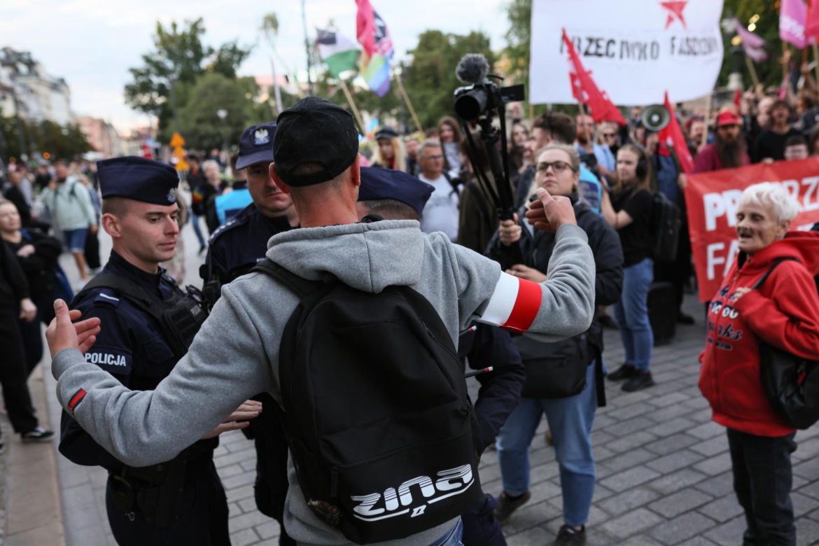 W Warszawie odbył się antyimigrancki marsz i kontrmanifestacja. Pojawiło się kilka tysięcy osób