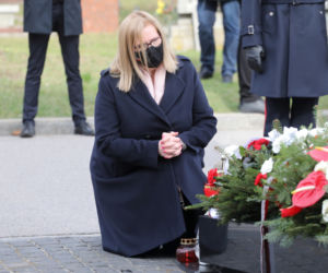 Prezes PiS, wicepremier Jarosław Kaczyński składa kwiaty na grobach ofiar katastrofy smoleńskiej na warszawskim Cmentarzu Wojskowym na Powązkach