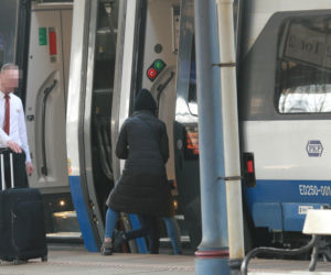 Kaczyńska targała walizki na dworcu. Pomógł konduktor