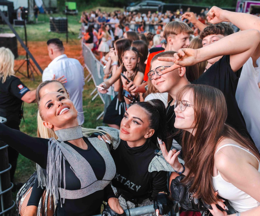 Uśmiechnięte wokalistki robią sobie zdjęcie z fanami przy barierkach. O Dymarkach Świętokrzyskich przeczytasz na Eska Kielce.