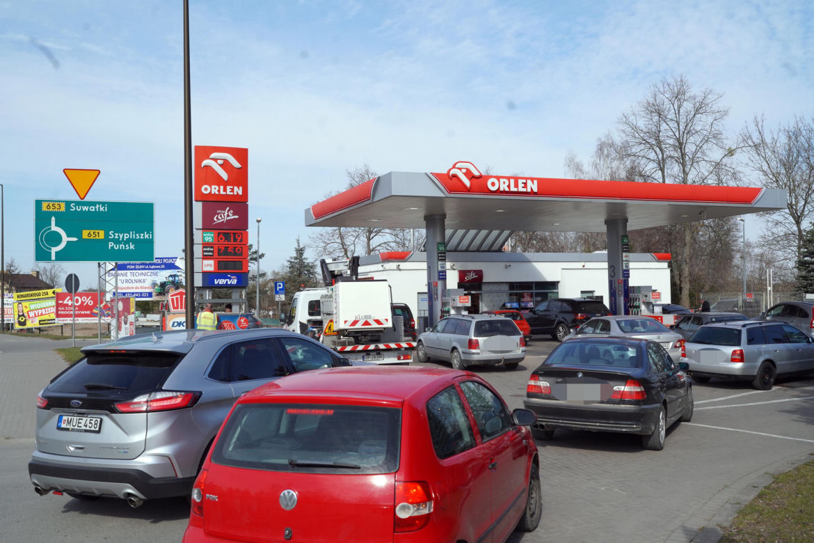 Litwini masowo tankują w Polsce. Kolejki na stacjach w Sejnach