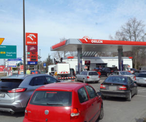 Litwini masowo tankują w Polsce. Kolejki na stacjach w Sejnach